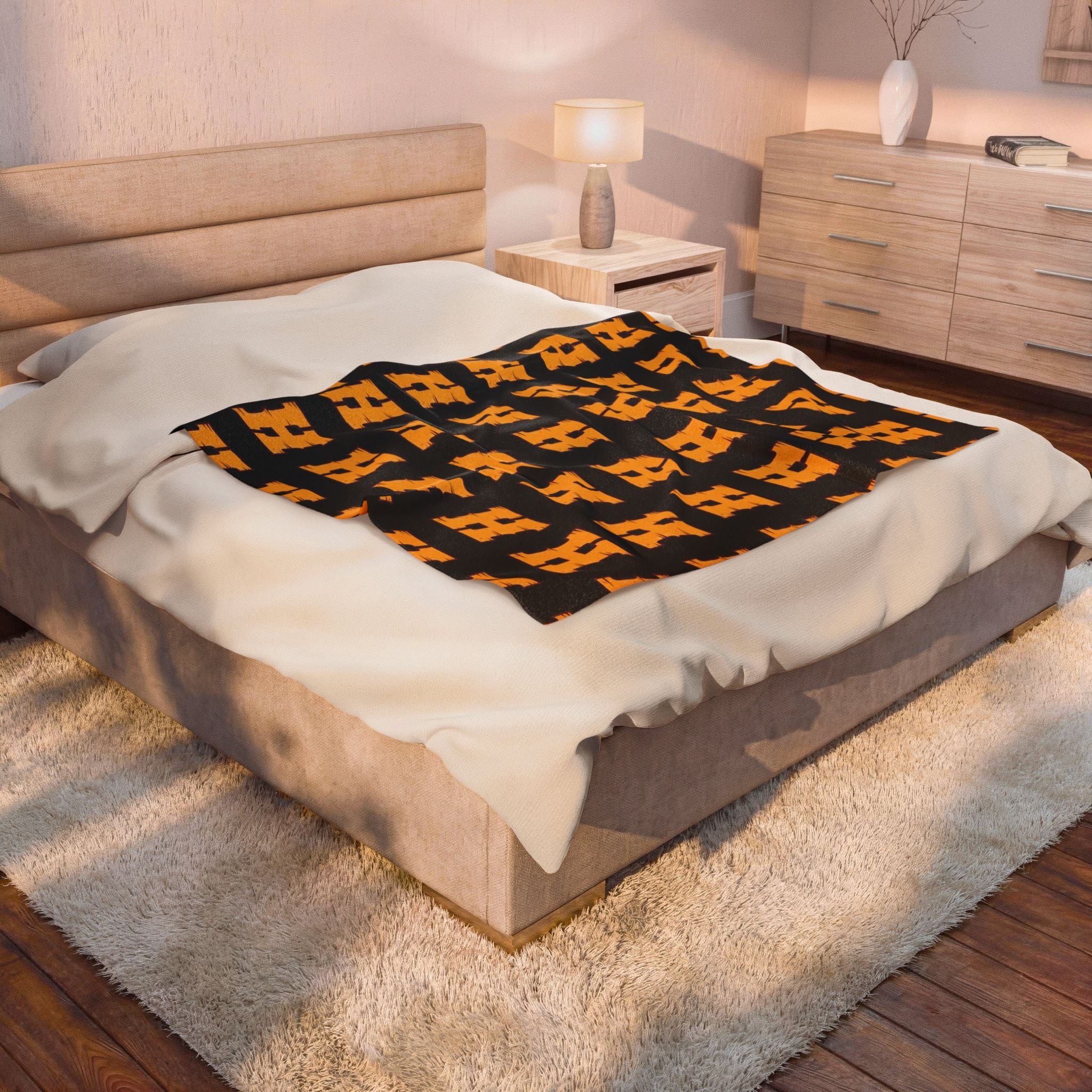 Hartnel H Velveteen Plush Blanket – Cozy Throw for Game Days & Dorm Decor